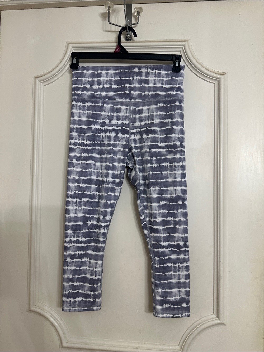 Athleta Gray and White Tie-Dye Capri Leggings